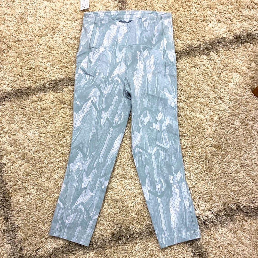 22 -Lululemon Swift Speed High-Rise Crop 21"
Reverberate Chevron Jacquard Silver